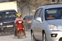 Mẹ hít khói xe, thai nhi viêm phổi