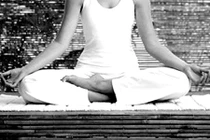 Đau xương vì cố ngồi thiền theo thế hoa sen