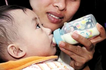 Trẻ không chịu uống sữa công thức có bị còi?