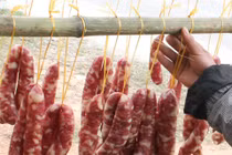 Làm giò, xúc xích từ thịt ngựa