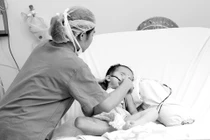 Trẻ hôn mê vì “ăn nhầm thuốc” 