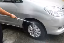 Xịt nước vào lốp xe ô tô để giảm nhiệt? 