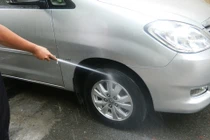 Xịt nước vào lốp xe ô tô để giảm nhiệt? 