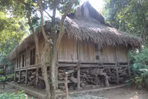 Loạt nhà sàn cổ của thày giáo làng