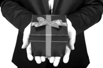 32 quan chức nộp lại quà là ai?