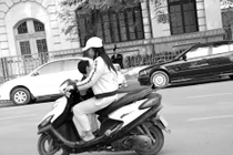 Cho đứng trước bệ xe máy, con ngã lăn ra đường