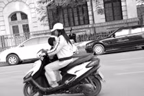 Cho đứng trước bệ xe máy, con ngã lăn ra đường