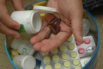 Tránh tác hại từ việc uống thuốc