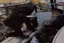 Hỗn chiến kinh hoàng bằng dao giữa chủ cửa hàng và tên cướp