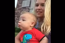 Phản ứng khó diễn tả của bé khi xem pháo hoa