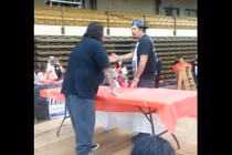 Hạ gục đối thủ chỉ bằng một cú tát trời giáng