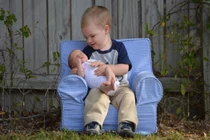 Khoảnh khắc sửng sốt trước hai bé gái sinh đôi