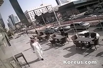 Suýt chết vì cửa kính rơi từ tầng 6