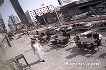 Suýt chết vì cửa kính rơi từ tầng 6