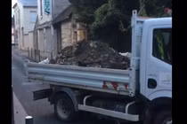 Xe tải chở rác trả lại người xả rác bừa bãi