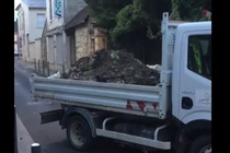 Xe tải chở rác trả lại người xả rác bừa bãi