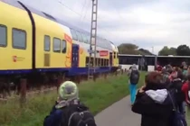 Không dám nhìn cảnh tàu hỏa đâm xe buýt kinh hoàng