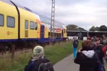 Không dám nhìn cảnh tàu hỏa đâm xe buýt kinh hoàng