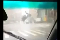 Hãi hùng siêu bão Soudelor nhấc bổng xe cộ lên trời