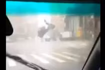 Hãi hùng siêu bão Soudelor nhấc bổng xe cộ lên trời