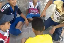 Chết cười với trò chơi của trẻ trâu