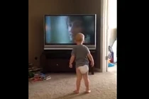 Em bé tập võ trước tivi dễ thương không chịu nổi
