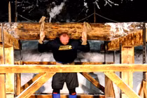 Nâng khúc gỗ nặng 640kg, phá kỷ lục 1.000 năm