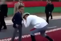 Hoàng tử Ma Rốc có hành động phản cảm kỳ cục?