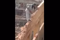 Rùng mình xem cảnh phá tường nhà trêu ngươi tử thần