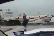 Đùa với tử thần, trai trẻ băng qua gầm tàu đang chạy