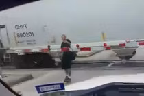 Đùa với tử thần, trai trẻ băng qua gầm tàu đang chạy