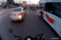 Rợn người 2 xe tải suýt nghiến người đàn ông ngã xe