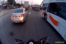 Rợn người 2 xe tải suýt nghiến người đàn ông ngã xe