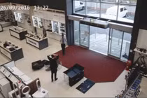 Lóng ngóng làm đổ liền một lúc 4 tivi trong cửa hàng