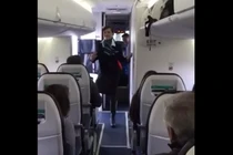 Nữ tiếp viên hàng không nhảy siêu đẹp trên máy bay