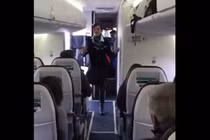 Nữ tiếp viên hàng không nhảy siêu đẹp trên máy bay