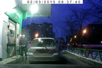 Khiếp vía cảnh xăng phun như mưa tại trạm đổ xăng 