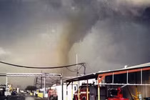 Vòi rồng kinh hoàng tấn công dữ dội thành phố tại Mỹ