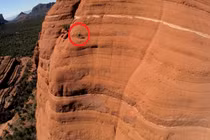 Đứng tim xem chàng trai điên đi xe đạp trên vách núi