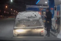 Người phụ nữ dùng bật lửa lúc đổ xăng và cái kết kinh hoàng