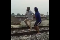 “Củ chuối” màn tự sát trên đường ray tàu hỏa