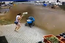 Ô tô mất lái suýt đâm vào bé sơ sinh