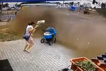 Ô tô mất lái suýt đâm vào bé sơ sinh