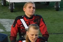 Chết cười với biểu cảm quái dị của nữ nhạc công