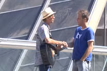 Trai trẻ hào phóng cho hàng loạt người lạ 12 triệu đồng