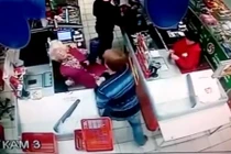 Thanh niên bỗng nổi điên, tấn công cụ bà tại siêu thị