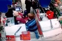 Thanh niên bỗng nổi điên, tấn công cụ bà tại siêu thị
