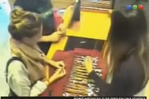 Cô gái ăn trộm nửa cân trang sức bằng vàng