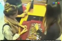 Cô gái ăn trộm nửa cân trang sức bằng vàng