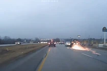 Hú hồn xe sang Lexus làm xiếc trên đường quốc lộ